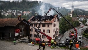 Das Brandobjekt in der Schweizer Gemeinde Thusis, die rund 20 Kilometer Luftlinie von der Grenze ...