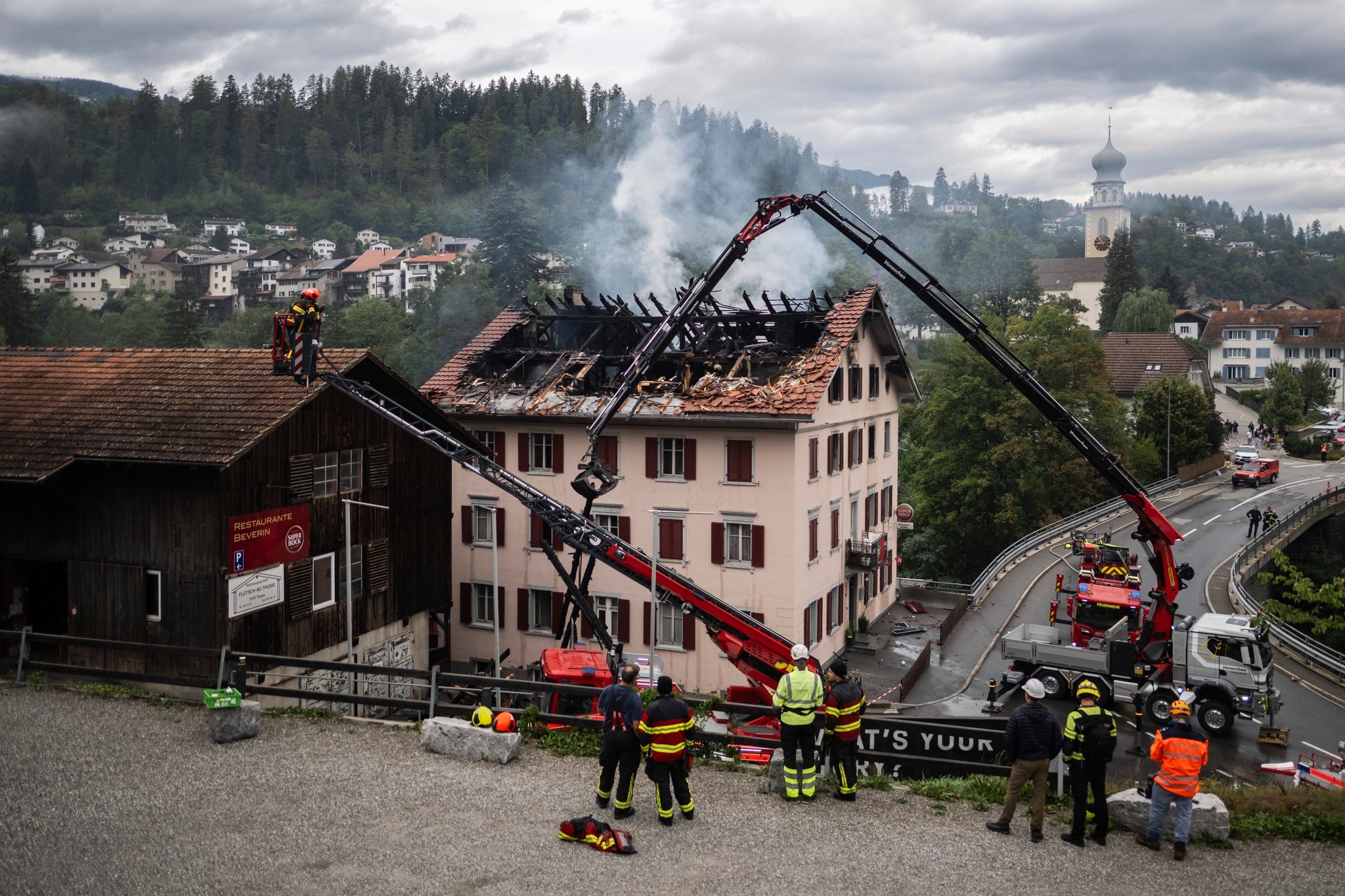Haus völlig zerstört - inferno in thusis: erste leichen geborgen 2026 - justiz Haus völlig zerstört - inferno in thusis: erste leichen geborgen 2026 full die schweizer gemeinde thusis steht nach wie vor unter schock: nach dem verheerenden brand eines mehrfamilienhauses... Iustitia. Bg haus völlig zerstört - inferno in thusis: erste leichen geborgen 2026 2026-08-22 17:01:25 justiz