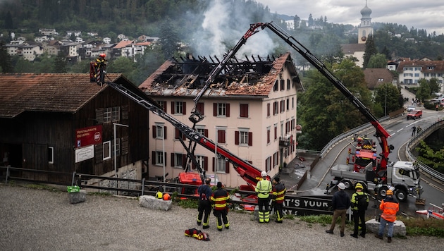 Das Brandobjekt in der Schweizer Gemeinde Thusis, die rund 20 Kilometer Luftlinie von der Grenze ...
