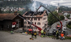 Das Brandobjekt in der Schweizer Gemeinde Thusis, die rund 20 Kilometer Luftlinie von der Grenze ...