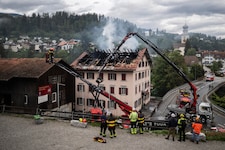 Das Brandobjekt in der Schweizer Gemeinde Thusis, die rund 20 Kilometer Luftlinie von der Grenze ...