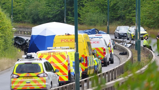 Bei einer Verfolgungsfahrt in England sind sieben Menschen ums Leben gekommen, darunter zwei ...