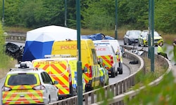 Bei einer Verfolgungsfahrt in England sind sieben Menschen ums Leben gekommen, darunter zwei ...