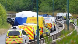 Bei einer Verfolgungsfahrt in England sind sieben Menschen ums Leben gekommen, darunter zwei ...
