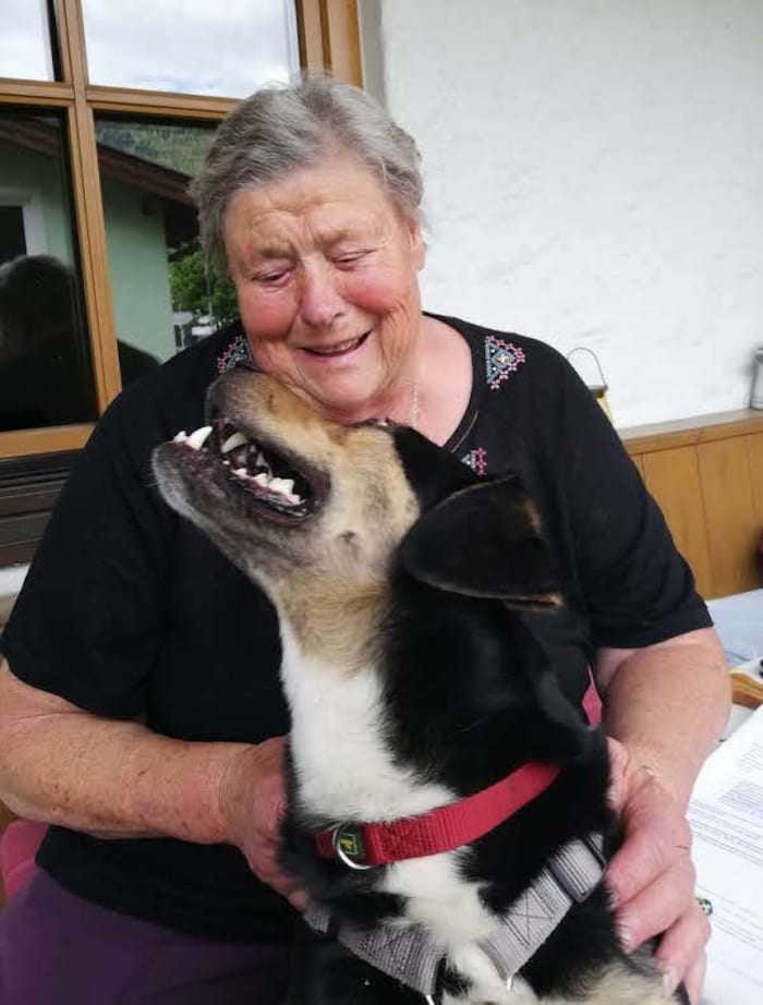 Edeltraud „Traudi“ Hollaus mit ihrem geliebten Hund Aiko