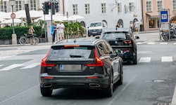Autos aus dem Ausland bleiben auch nach Einführung der Zufahrtssperren keine Seltenheit in der ...