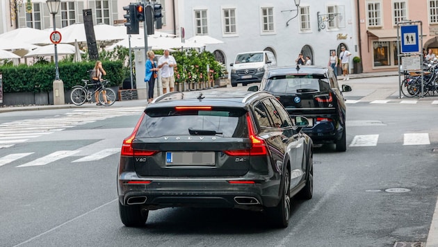 Autos aus dem Ausland bleiben auch nach Einführung der Zufahrtssperren keine Seltenheit in der ...