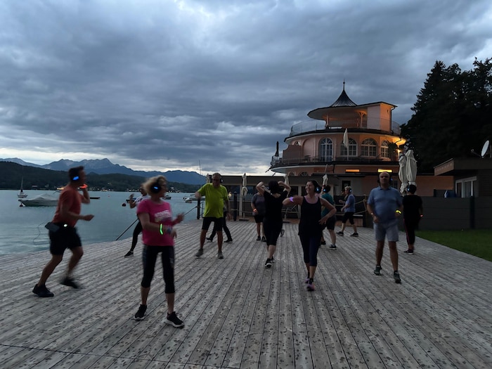 Hemmungslos wurde auf einem Steg in Pörtschach am Wörthersee getanzt.