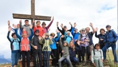 Die Freude bei den Wanderern war groß, als sie auf dem Pengelstein mit dem schönen Kreuz ...