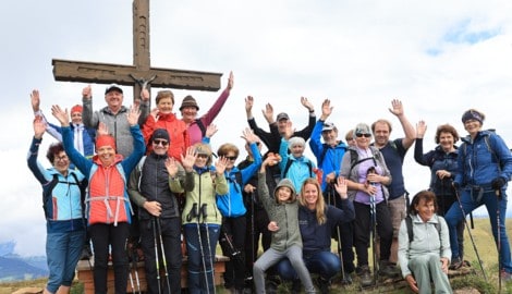 Die Freude bei den Wanderern war groß, als sie auf dem Pengelstein mit dem schönen Kreuz ...