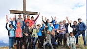 Die Freude bei den Wanderern war groß, als sie auf dem Pengelstein mit dem schönen Kreuz ...