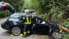 Das Unfallfahrzeug wurde schwer beschädigt. 
