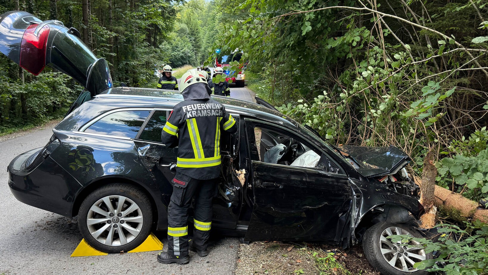 Spektakulärer unfall - alkolenker „fällte“ mit seinem auto einen baum 2026 - justiz Spektakulärer unfall - alkolenker „fällte“ mit seinem auto einen baum 2026 full ein spektakulärer unfall ereignete sich samstagnachmittag bei kramsach im tiroler unterland. Die bilanz: zwei... Iustitia. Bg spektakulärer unfall - alkolenker „fällte“ mit seinem auto einen baum 2026 2026-08-22 19:41:19 justiz