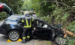 Das Unfallfahrzeug wurde schwer beschädigt. 