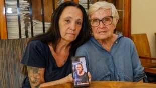 Markus Tschepp Schwester Ulla und Mama Traute Waschgler mit einem Handy-Foto von Britta B.