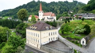 Die kleine Volksschule von Sankt Nikola sperrt nun planmäßig wieder auf – es fanden sich genug ...