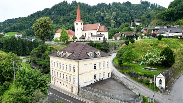Die kleine Volksschule von Sankt Nikola sperrt nun planmäßig wieder auf – es fanden sich genug ...