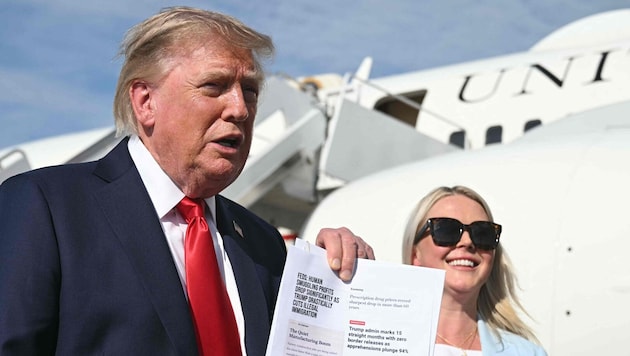 US-Präsident Donald Trump mit seiner scheidenden Sprecherin Karoline Leavitt
