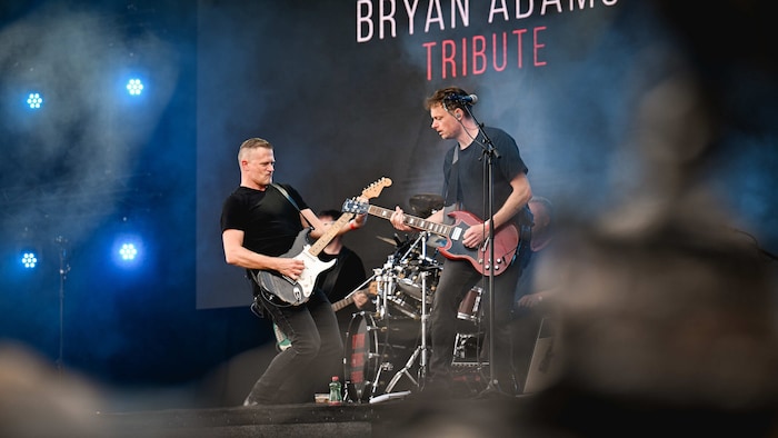 Die Bryan-Adams-Tribute-Band sang sich mit „Summer of 69“ in die Herzen der Zuschauer, die ...