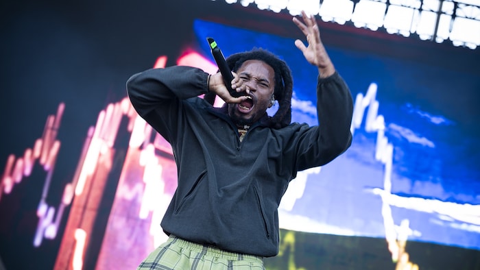 Auch wenn der Fan-Aufmarsch vor der Space Stage anfänglich noch überschaubar war – Denzel Curry ...