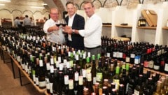 Liegenfeld, Schmuckenschlager und Oschep (v. li.) mit hunderten Weinen, die schon zum Verkosten ...