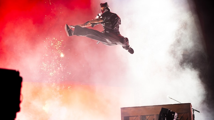 Ein Sprung ins Glück: Tyler Joseph zeigte sich schon zu Showbeginn in guter Form.
