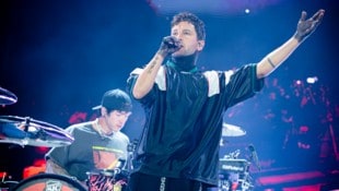 Josh Dun und Tyler Joseph (v.l.) von den Twenty One Pilots zeigten sich zum Abschluss des ...