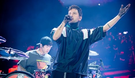 Josh Dun und Tyler Joseph (v.l.) von den Twenty One Pilots zeigten sich zum Abschluss des ...