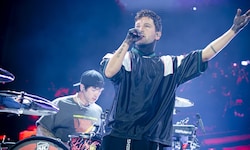 Josh Dun und Tyler Joseph (v.l.) von den Twenty One Pilots zeigten sich zum Abschluss des ...
