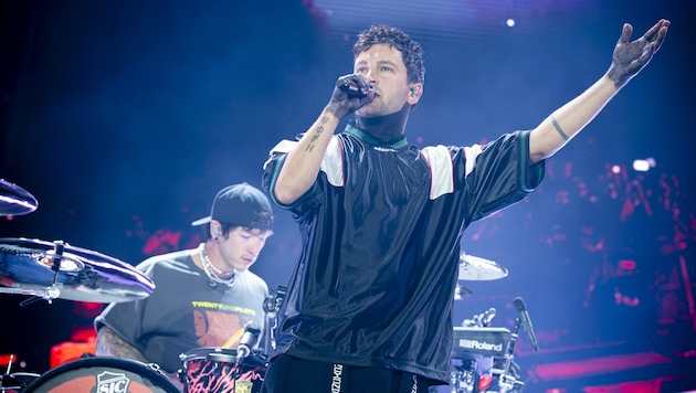Josh Dun und Tyler Joseph (v.l.) von den Twenty One Pilots zeigten sich zum Abschluss des ...