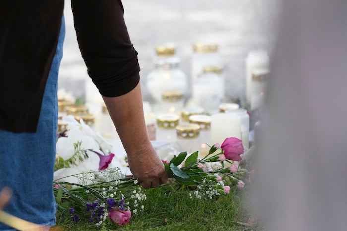 Viele Menschen in Fagersta legen am Gedenkort für die getötete 17-Jährige Blumen nieder und ...