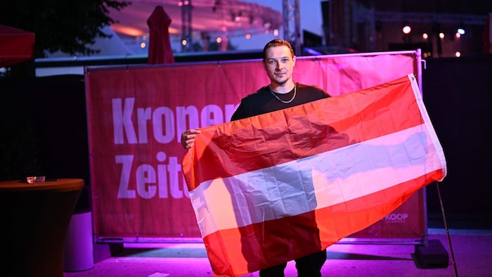John Newman hatte für seinen Auftritt extra eine rot-weiß-rote Flagge geordert.