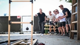 Die Bryan AdamsTribute-Band zelebrierte entspannt das Geschicklichkeitsspiel „Ladder Golf“.