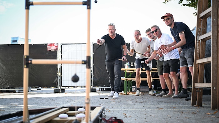 Die Bryan AdamsTribute-Band zelebrierte entspannt das Geschicklichkeitsspiel „Ladder Golf“.