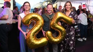 Auf die nächsten 25 Jahre: „OÖ-Krone“-Marketing-Leiterin Karoline Singer (li.) mit Johannes ...