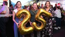 Auf die nächsten 25 Jahre: „OÖ-Krone“-Marketing-Leiterin Karoline Singer (li.) mit Johannes ...