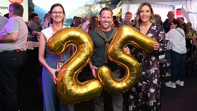 Here’s to the next 25 years: “OÖ-Krone” Marketing Director Karoline Singer (left) with Johannes ...
