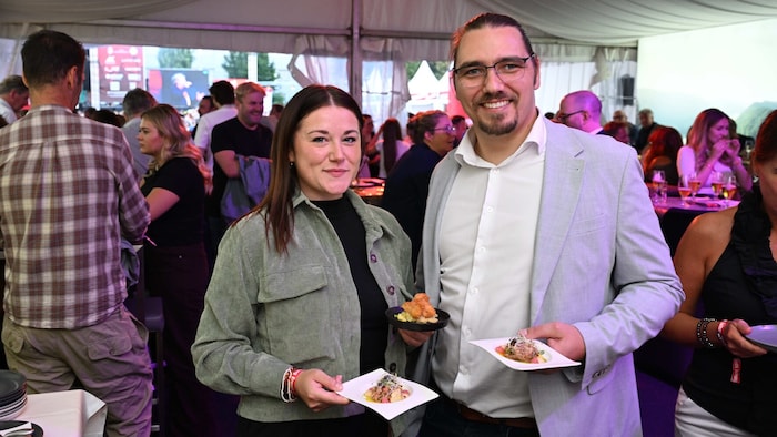 Kredenzten bestes Essen: Georg Reichenvater und Lisa- Marie Wagner (DoN-Catering).