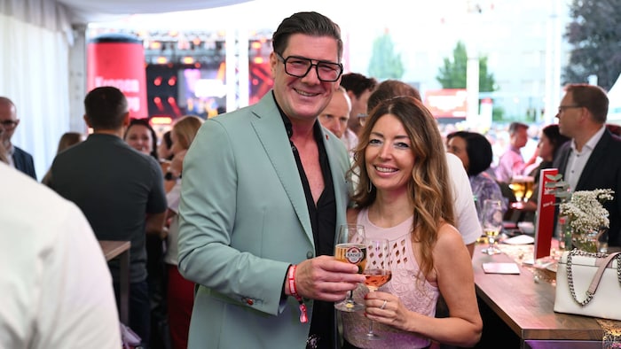 Bettina Miesbauer (kronehit) stieß beim Fest mit ihrem Mann Helmut Minixhofer an.