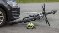 Frontal krachte der Radfahrer gegen den Pkw (Symbolbild).