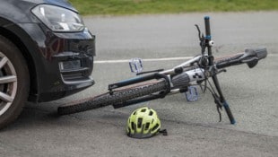 Frontal krachte der Radfahrer gegen den Pkw (Symbolbild).