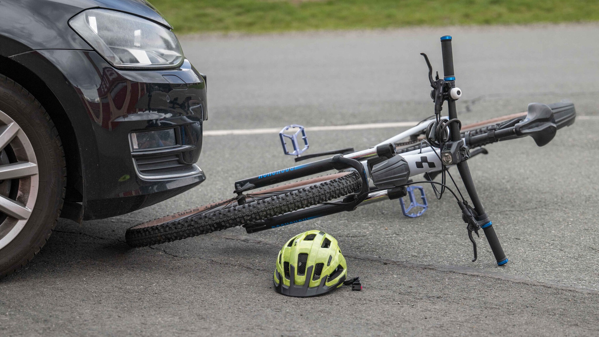 Mann schwer verletzt - radfahrer bei kollision über auto katapultiert 2026 - justiz Mann schwer verletzt - radfahrer bei kollision über auto katapultiert 2026 full dramatischer unfall im tiroler unterland: ein radfahrer (40) übersah bei einer kreuzung ein verkehrsschild und ein... Iustitia. Bg mann schwer verletzt - radfahrer bei kollision über auto katapultiert 2026 2026-08-23 09:41:04 justiz
