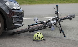Frontal krachte der Radfahrer gegen den Pkw (Symbolbild).