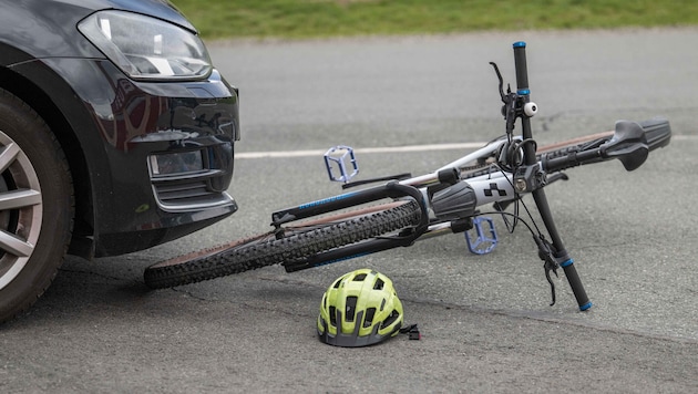 Frontal krachte der Radfahrer gegen den Pkw (Symbolbild).
