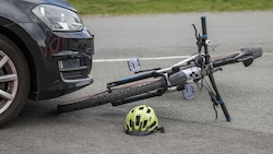 Frontal krachte der Radfahrer gegen den Pkw (Symbolbild).