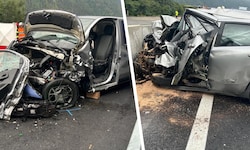 Die zwei komplett demolierten Unfallfahrzeuge. Rechts jenes der verstorbenen Frau.