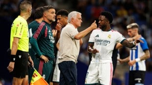 Real-Coach José Mourinho gibt Schützling Vinicius Junior Anweisungen.