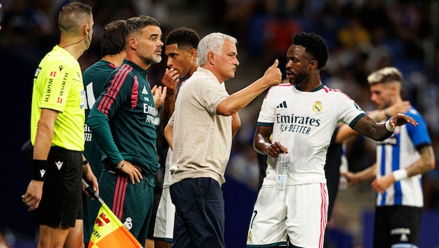 Real-Coach José Mourinho gibt Schützling Vinicius Junior Anweisungen.