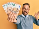 Erstmals überspringen die Männer in diesem Land eine magische Einkommens-Marke! Aber auch Frauen ...