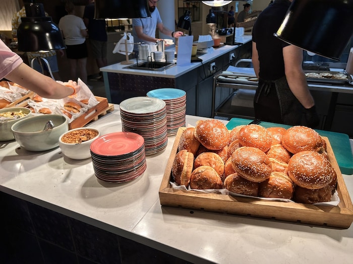 Frühstück, Mittagessen und Abendessen werden als umfangreiche Buffets angeboten.